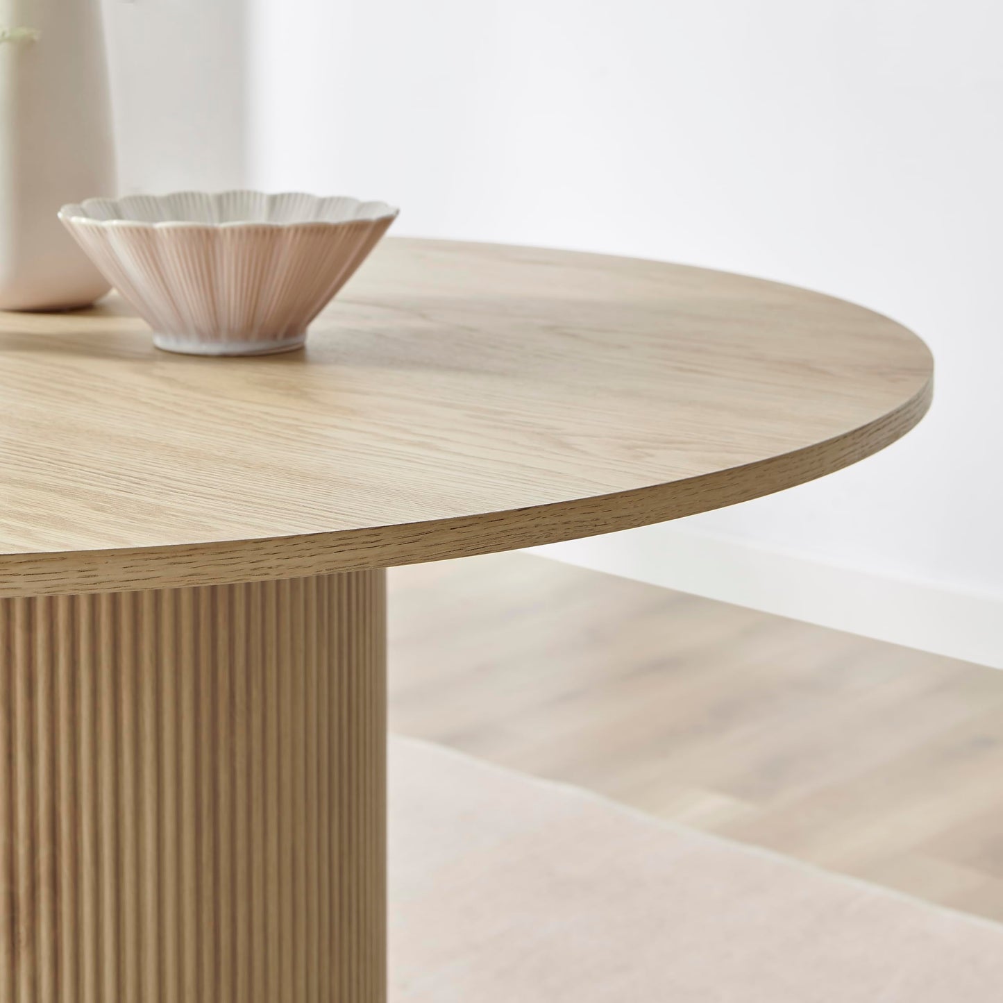 Penrose Round Oak Dining Table – 120cm Wooden Pedestal Table for 4–6 People – Scandinavian Design